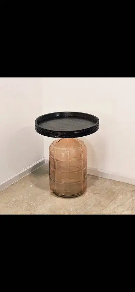 Meja samping dari Malaysia dijual dalam kondisi sempurna. Meja ini aka