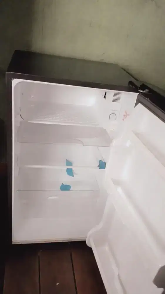 Kulkas 1pintu Sharp kirei,siap pakai,no minus.