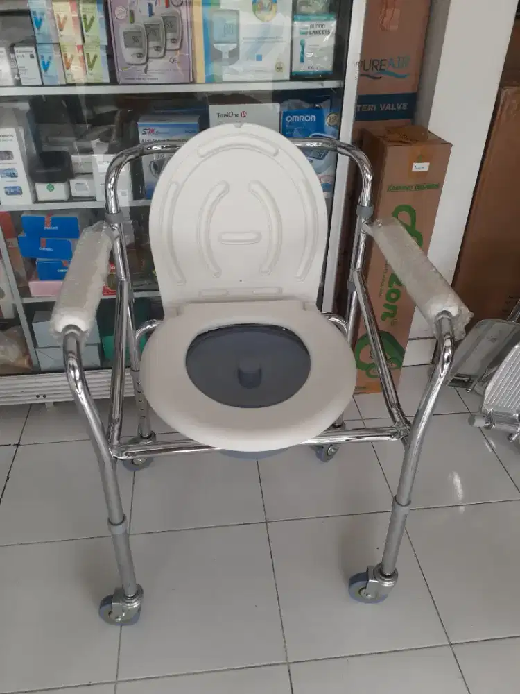 Kursi BAB pakai roda