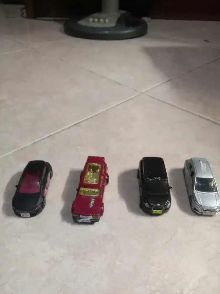Miniatur diecast Tomica dan Hotwheels