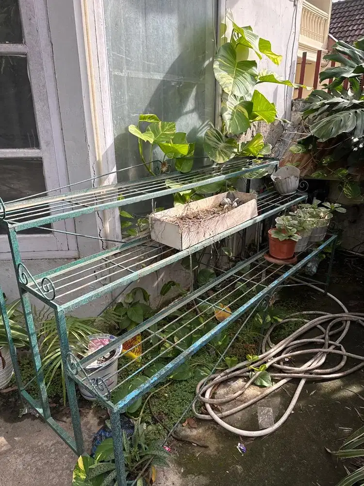 Rak besi tanaman 3 tingkat