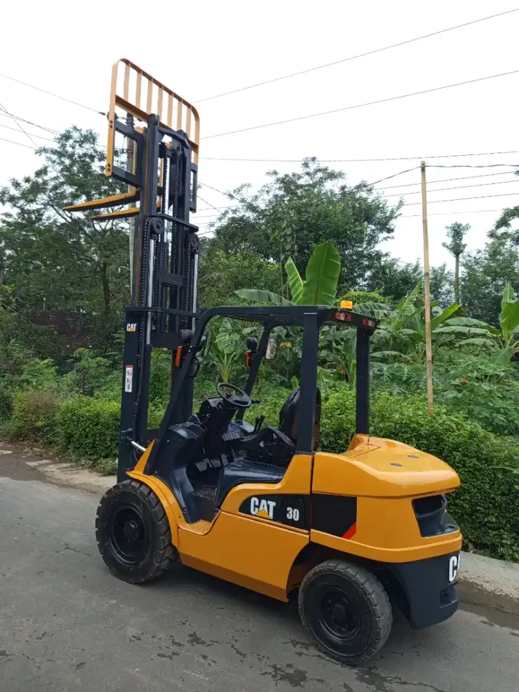 Forklift 3 Ton Caterpillar Three lift istimewa