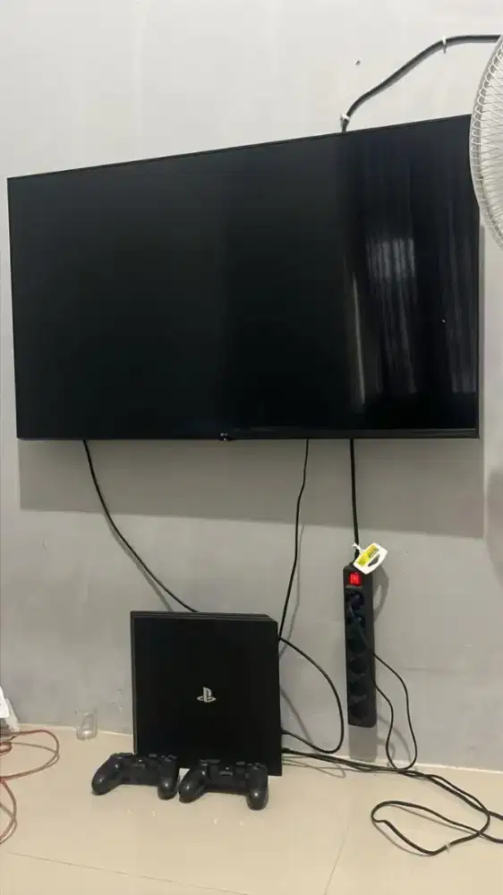 PS4  Pro + 2 Stick + TV LG 42 inch