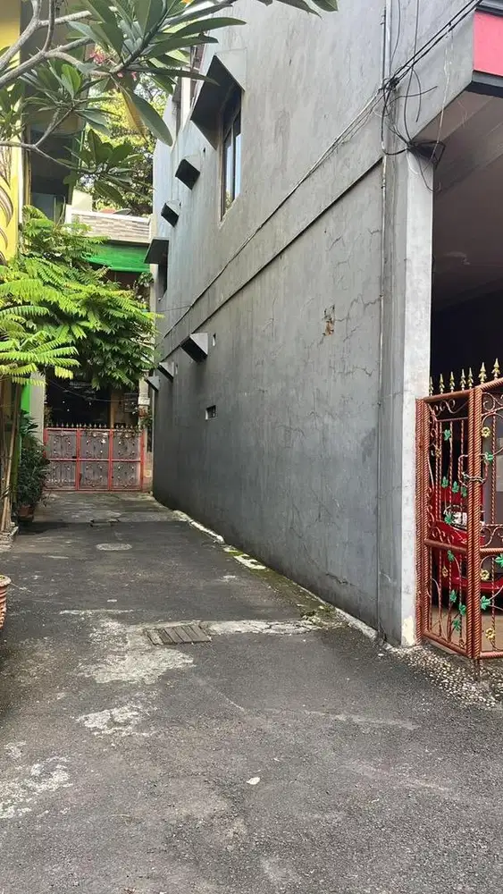Rumah 5 BR jakarta timur (jalan lewa)