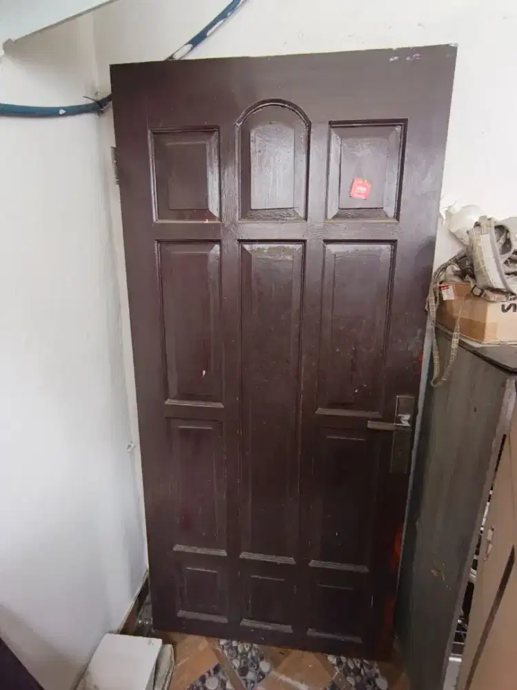 Pintu kayu bekas kamar