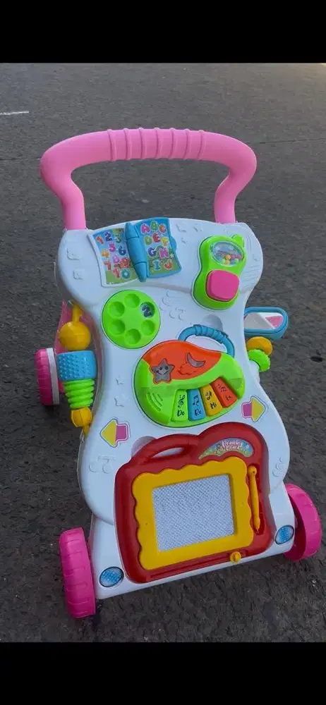 Baby walker mainan bayi dorongan bayi jalan