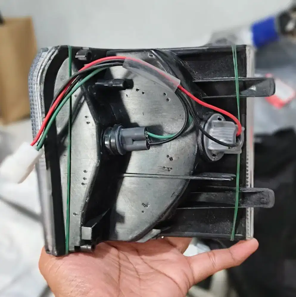 Head lamp sein berwarna bening untuk Toyota Kijang Super.