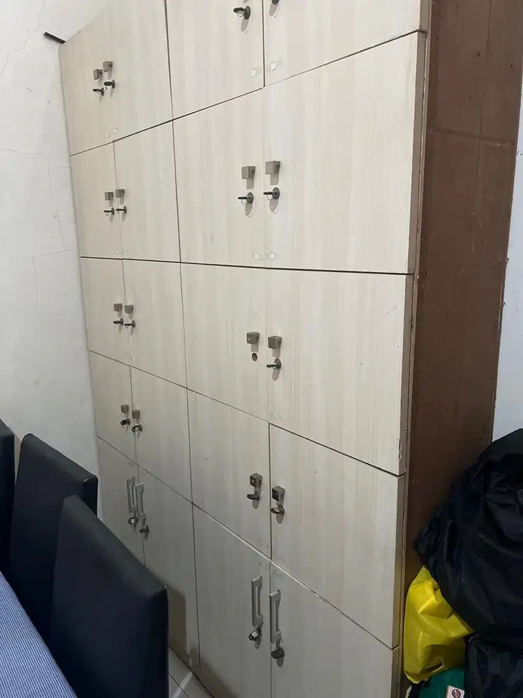 Lemari loker dan lemari baju