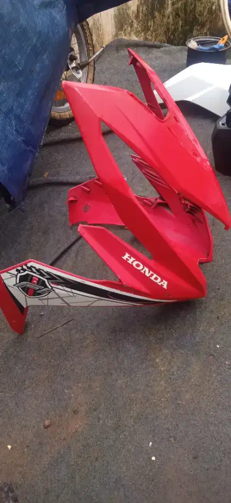 Jual cover body depan motor Honda beat warna merah+ spakbor depan