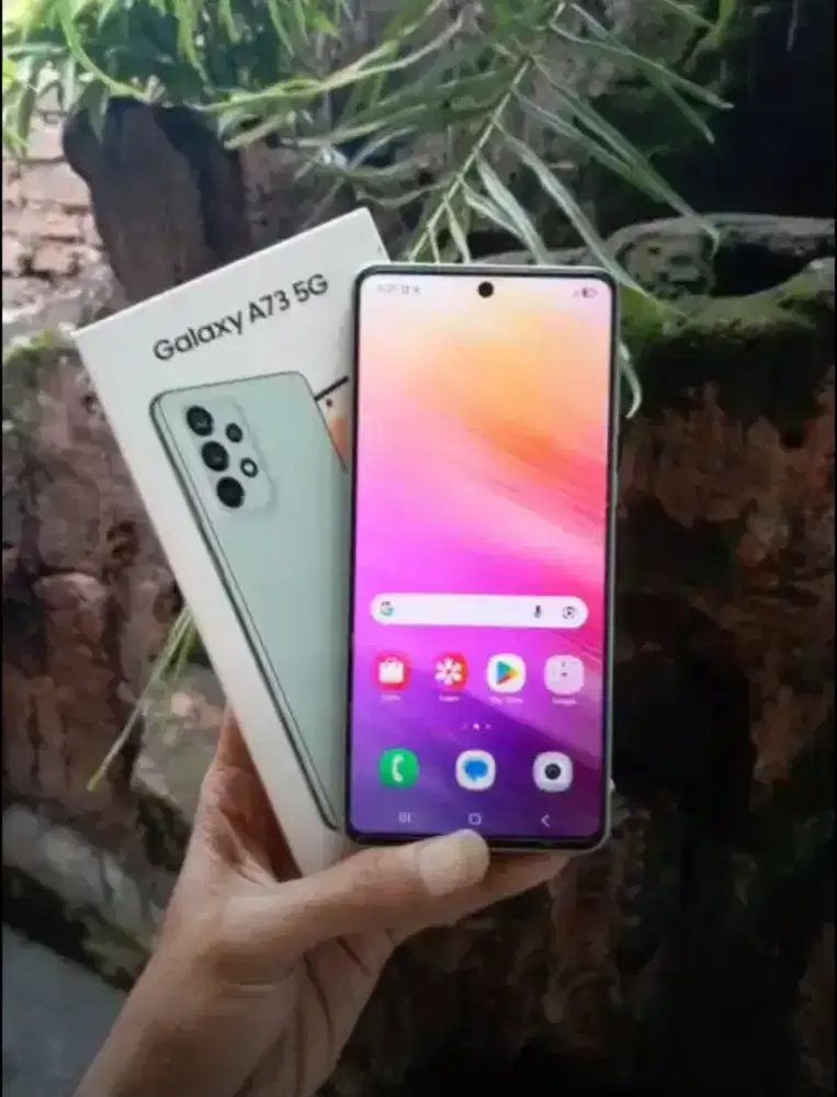 Bu samsung A73 , 5G  8/ 256/ TT hp di bawahnya ok