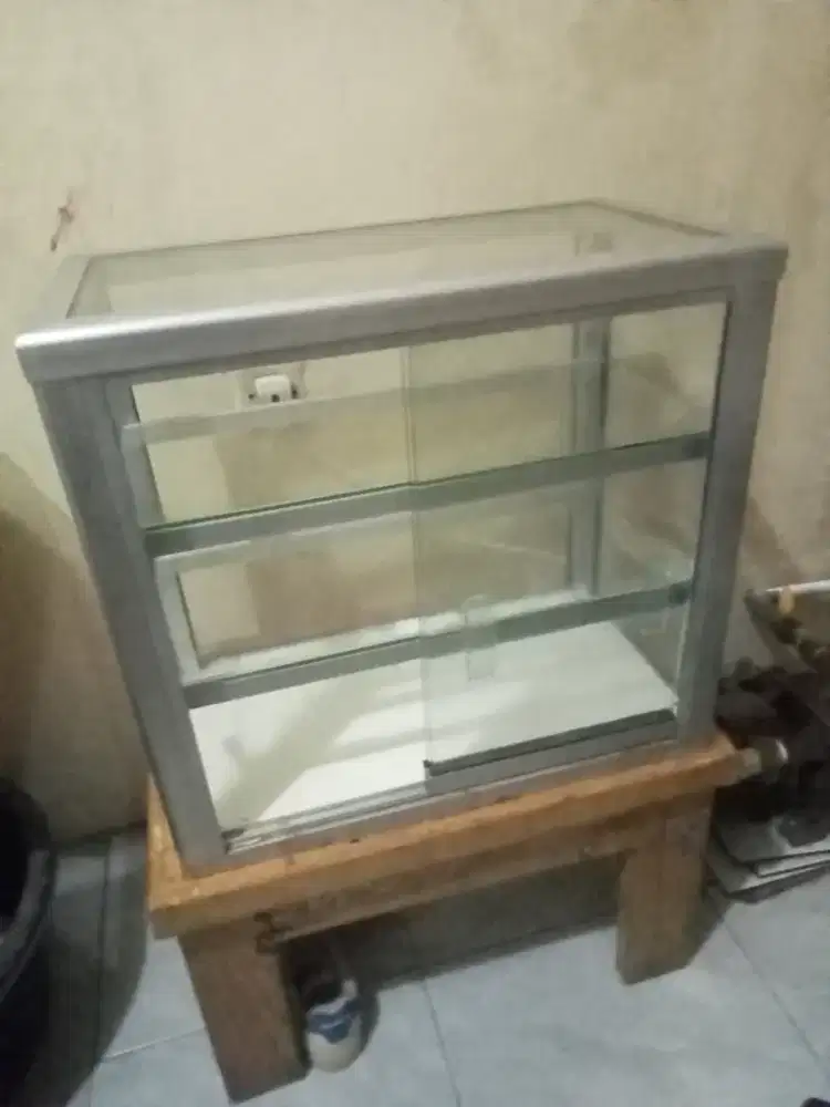 Etalase  kaca alumunium 3 susun ukuran panjang 55cm tinggi 50cm