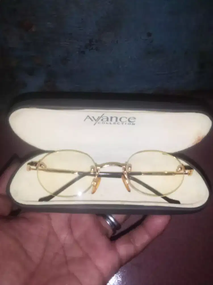 Kacamata St Dupont avance