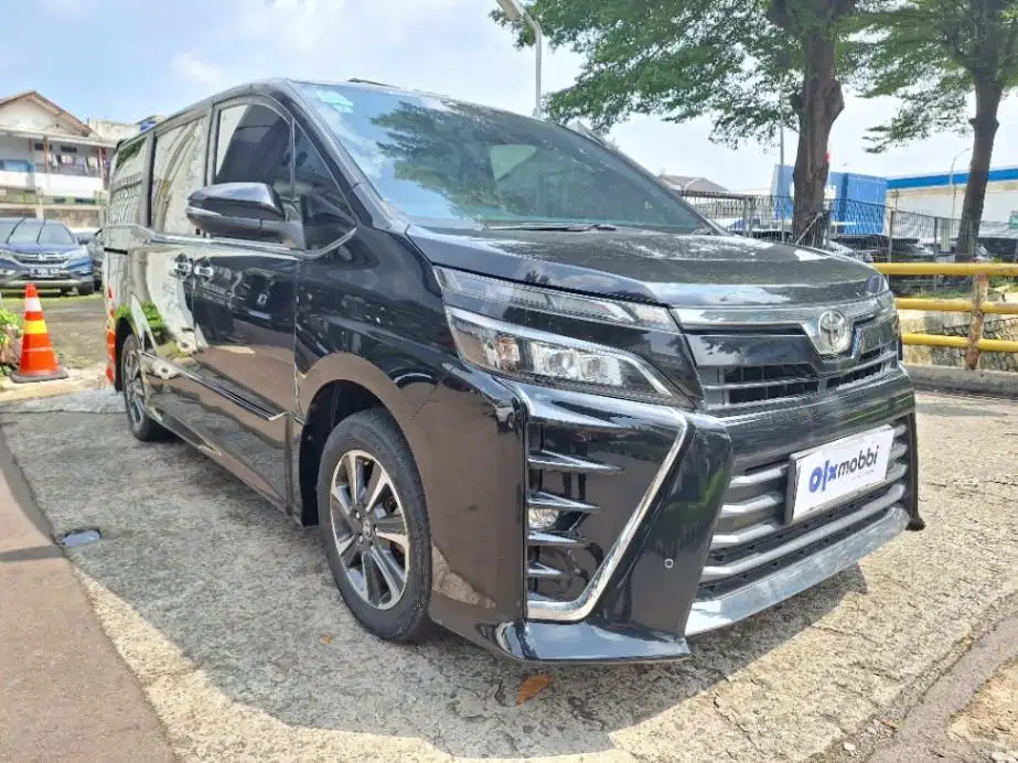 DP MURAH Toyota Voxy 2.0 Bensin-AT 2018 Hitam CPVDB