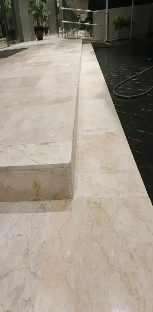 Poles Kinclong Kristal Marmer