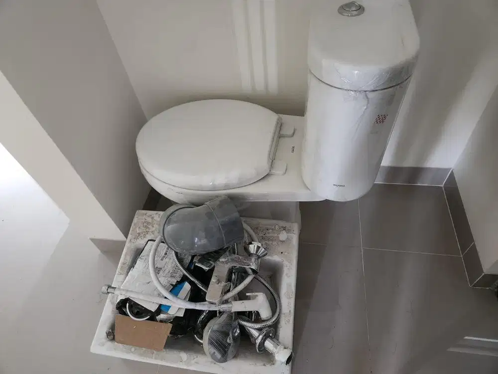 Set kamar mandi WC kloset wastafel sink shower mandi cebok