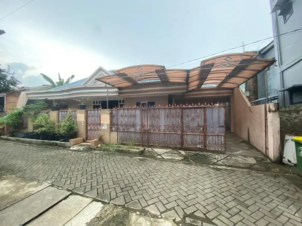 JUAL RUMAH (3KT + 4 KM) INCL. KONTRAKAN 5 PINTU