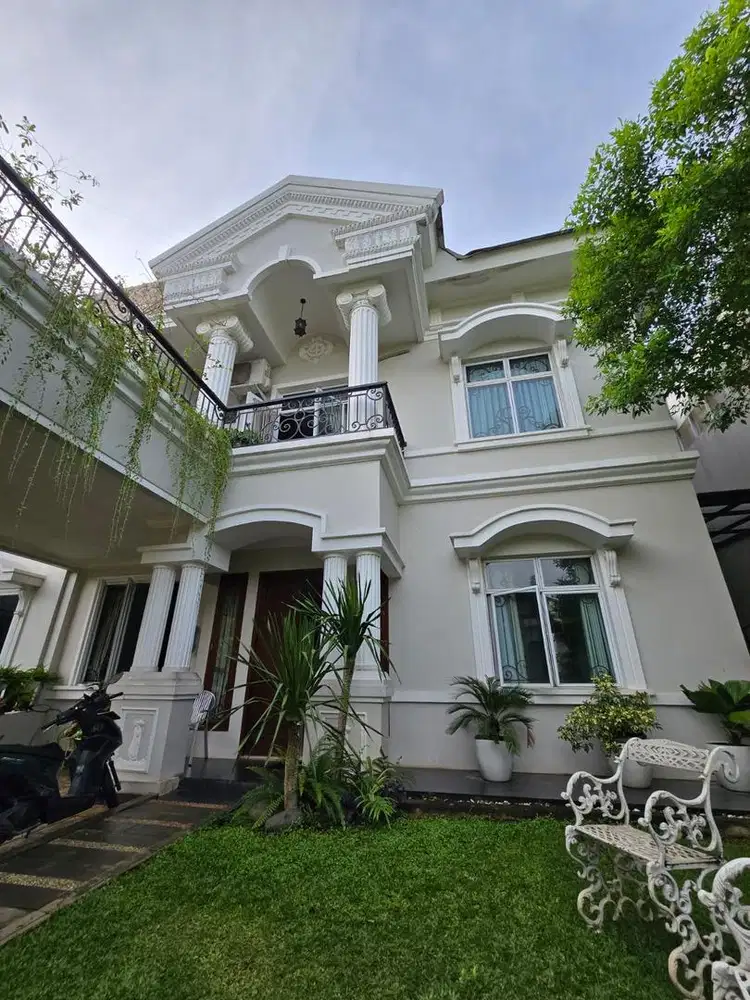 Di jual rumah 2 lantai rapi siap huni di legenda wisata