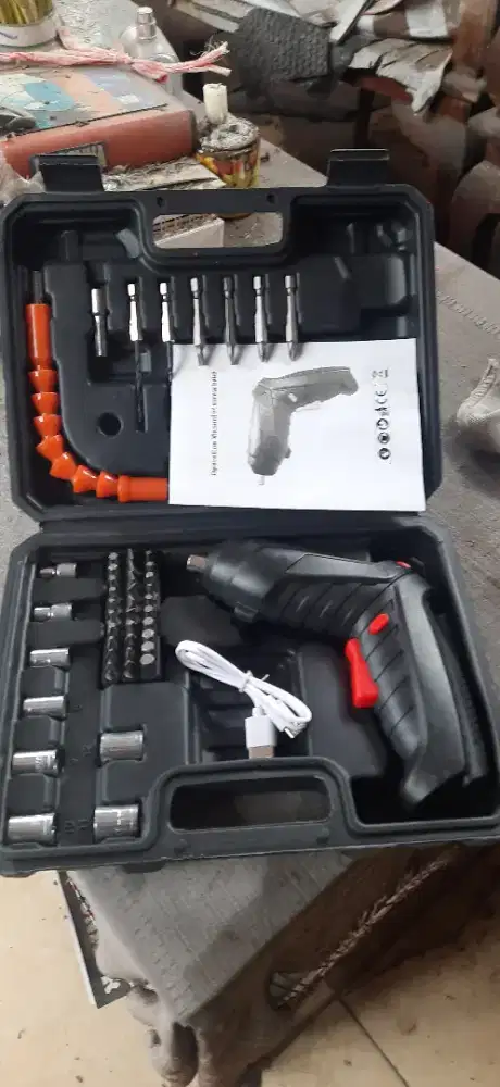 Mesin Bor kecil dan perlengkapan nya