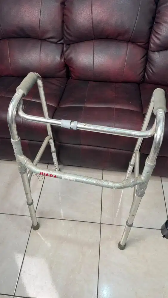 Walker tongkat lansia