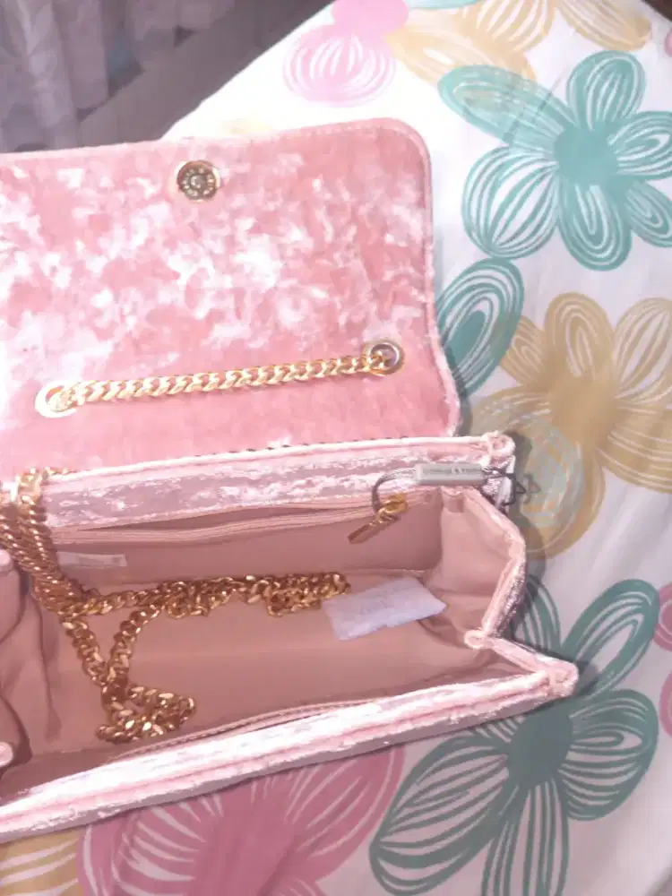 di jual merek Charles & Keith.