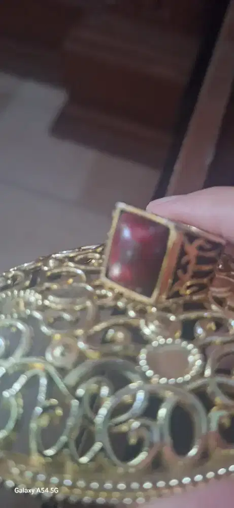 Batu pirus merah serat emas