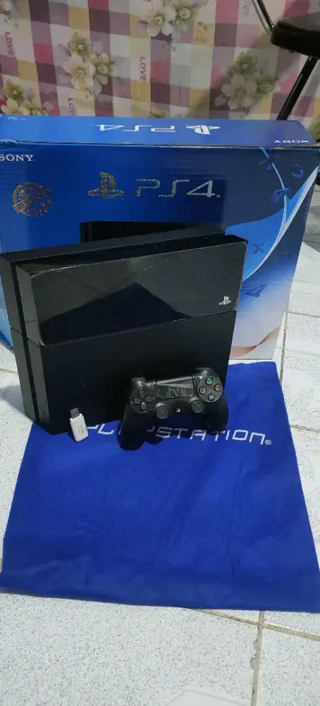 PS 4 h 3 n 500 GB fullset kondisi normal nominus