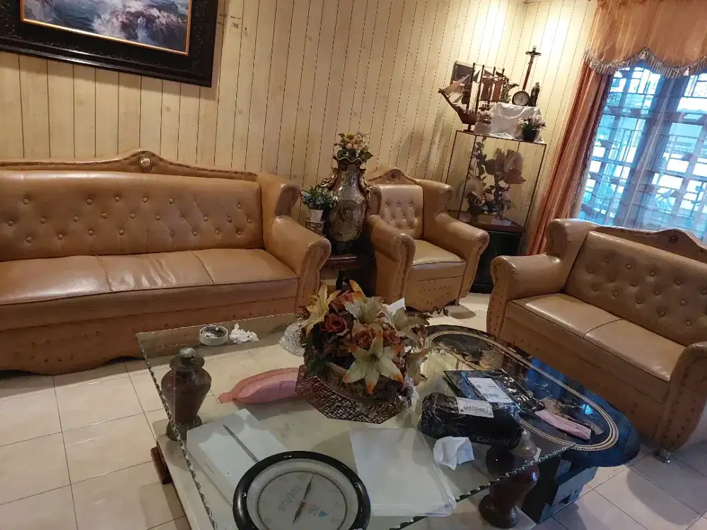 Satu set sofa besar