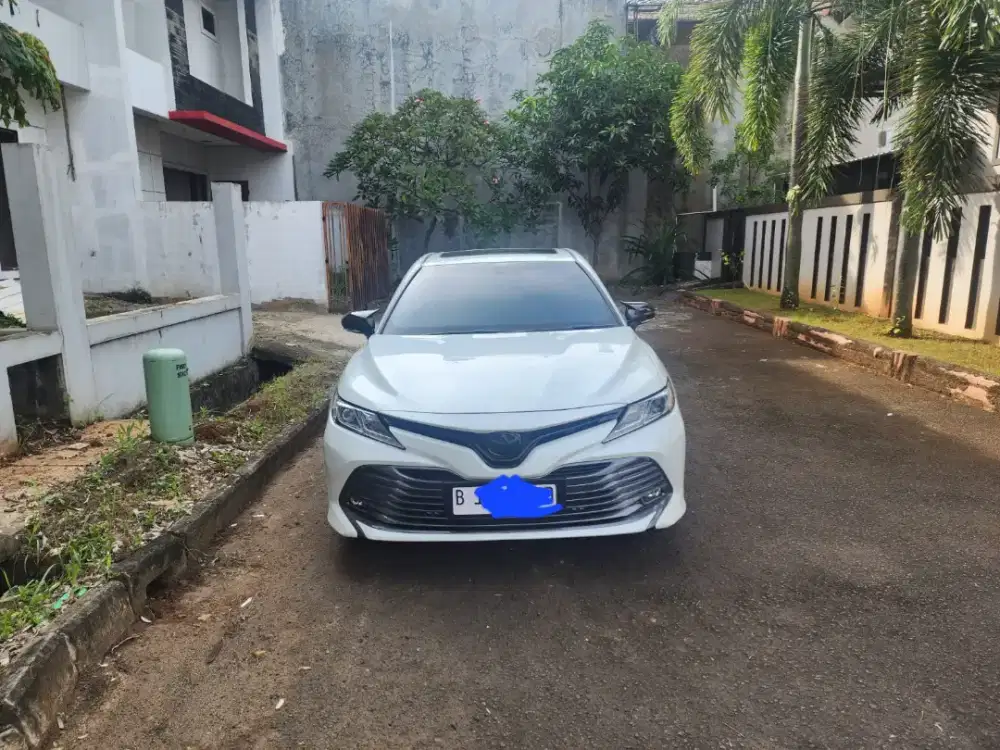 Mobil Camry Putih Xv70 2019 putih mulus original low KM