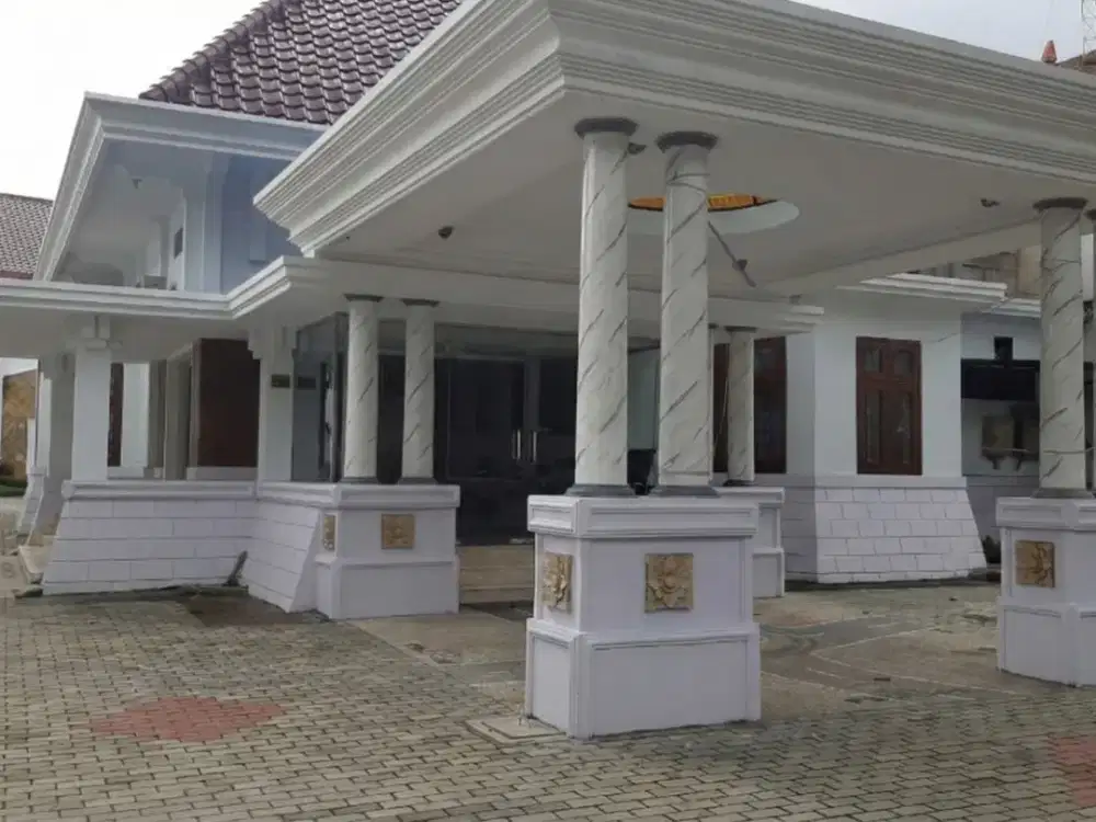 Bangunan Komersial Tengah Kota Surabaya, Jalan Raya Darmo