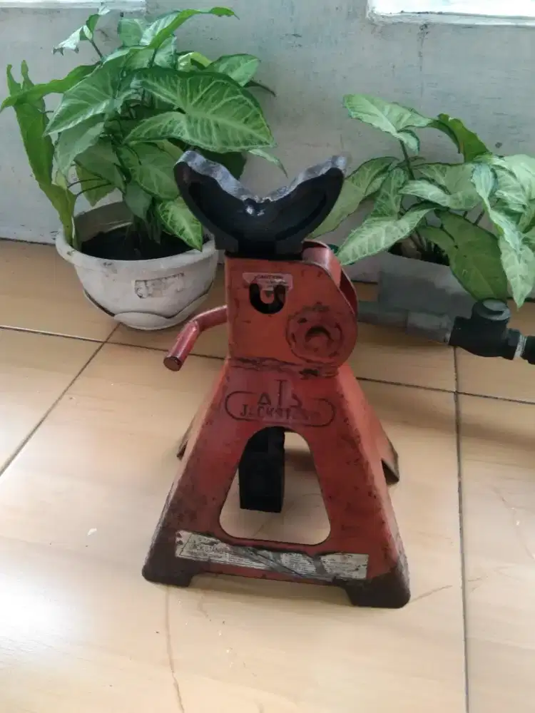 Dongkrak mobil jackstand