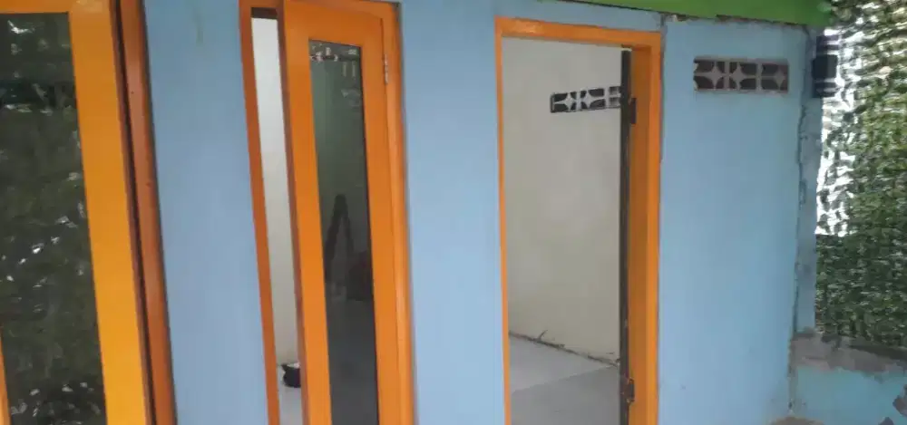 Di kontrakan rumah deket dari jalan raya