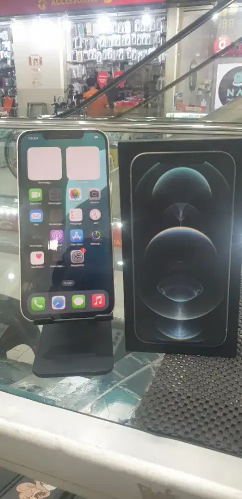 Iphone 12.PM warna putih minus BH.72 lecet pemakea lengkap 256.GB