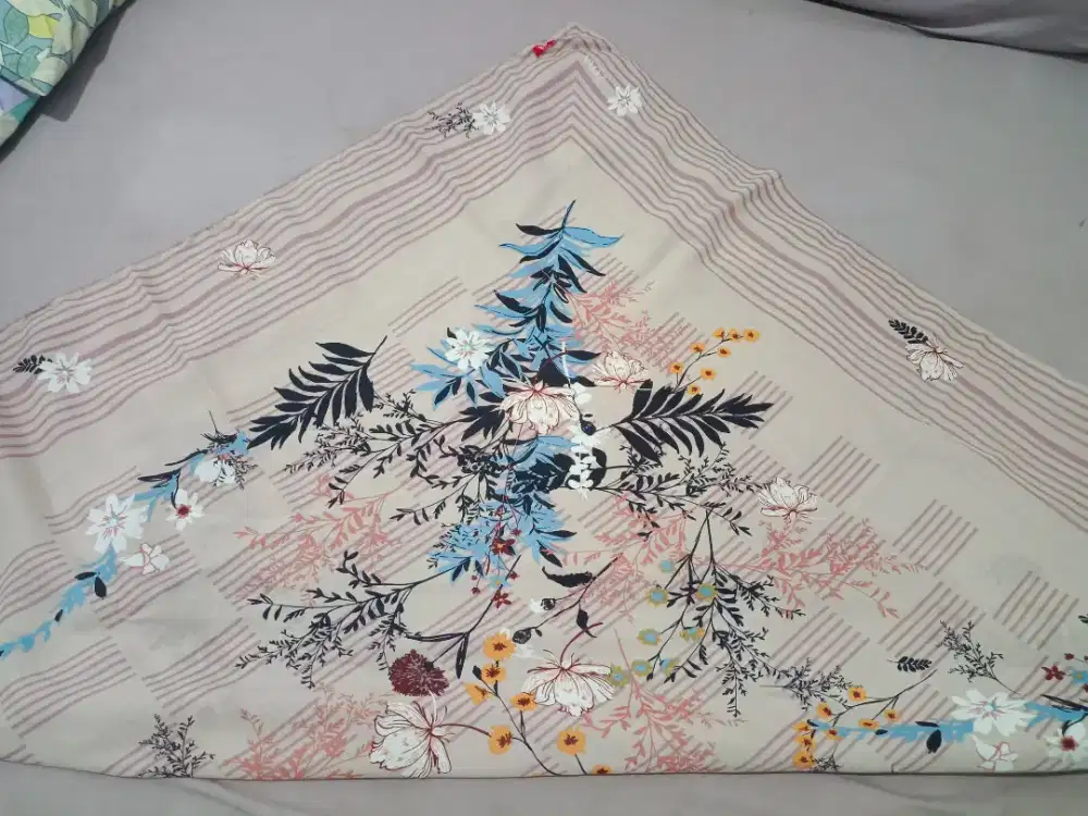 Jilbab segiempat motif Merek Zoya