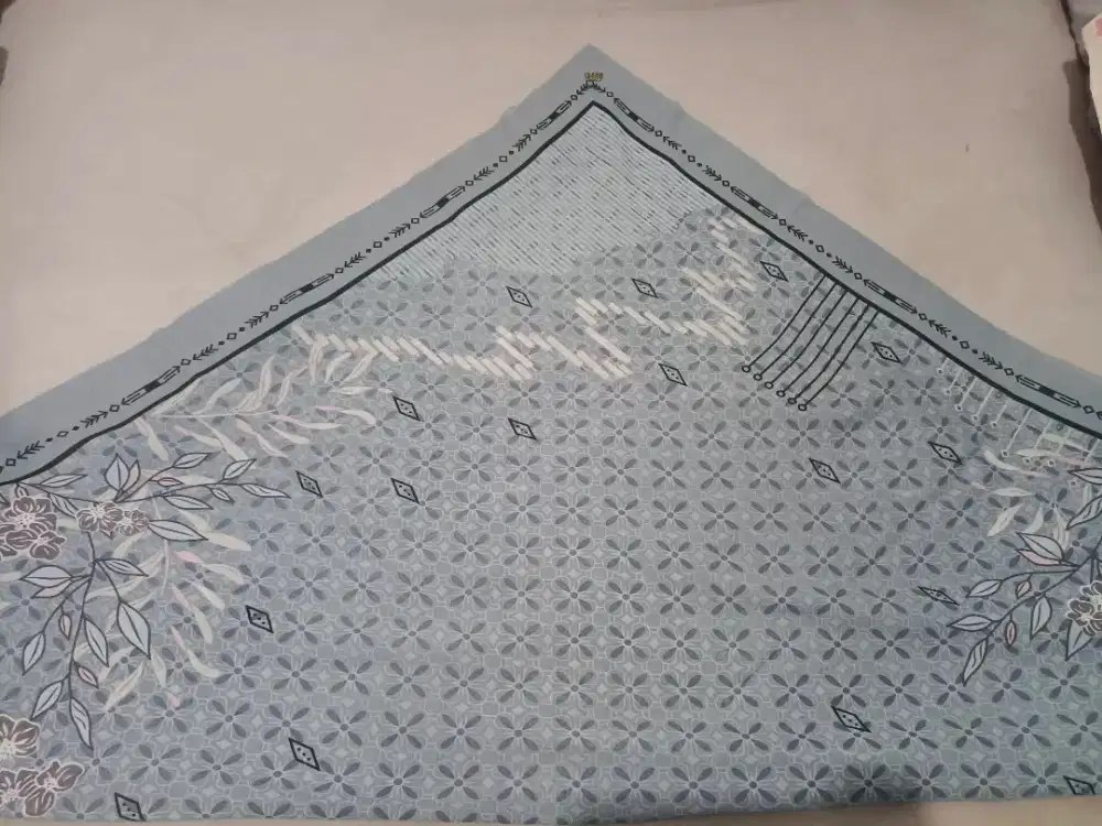 Jilbab segiempat motif merek Umama