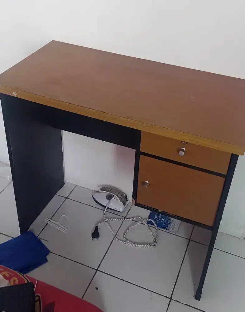Meja kantor, meja belajar, meja rumah