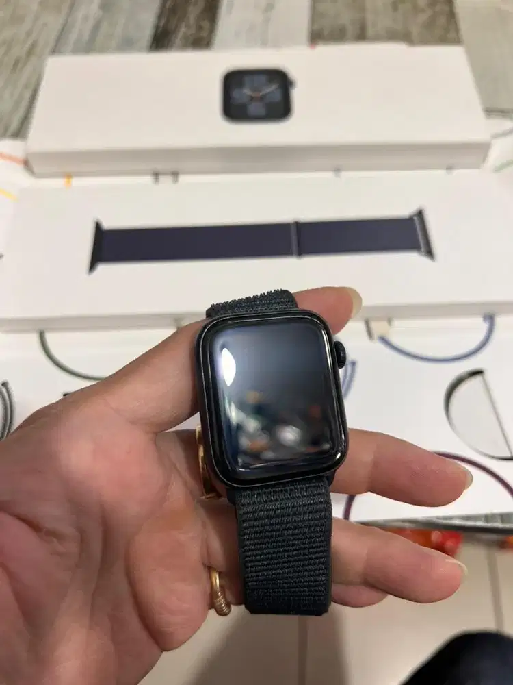Apple watch se gen 2 44mm resmi istimewah bh 100 strap belum dipakai