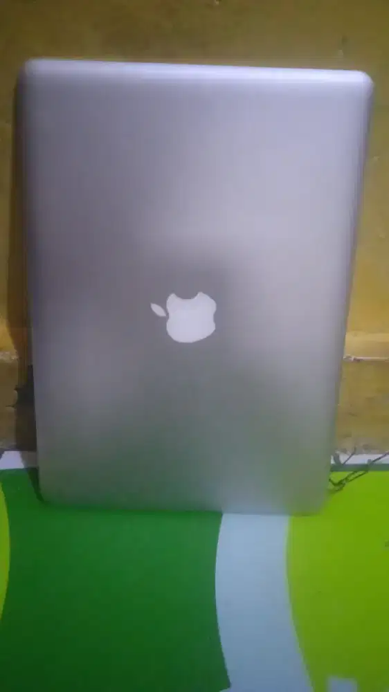 Layar LCD laptop apple macbook pro. Layar aman. Kondisi gambling.