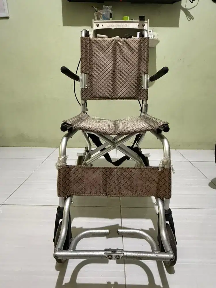 Kursi roda lipat minimalis