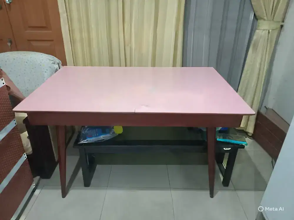 1 pcs meja warna pink uk 140 cm sebelum dibuka , setelah dibuka 190 cm