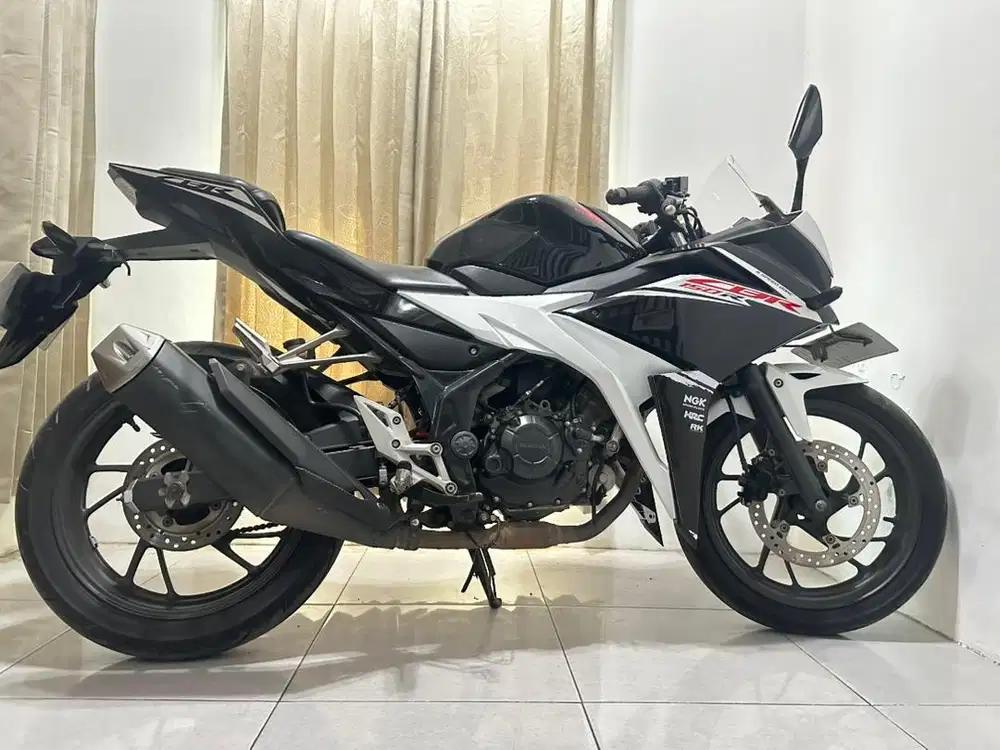 CBR150R putih hitam