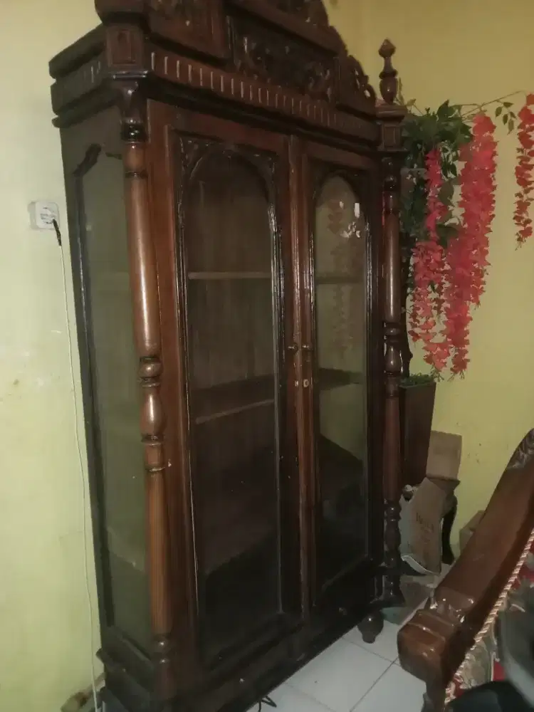 Lemari hias jati tua bagus