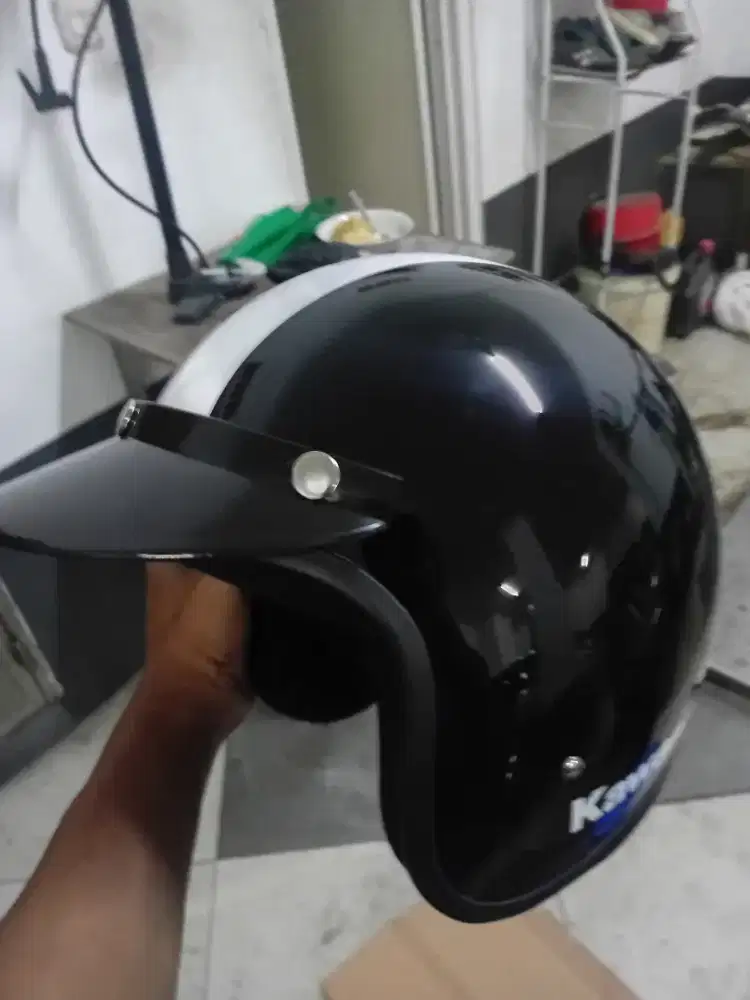 Helm warna hitam  kawasaki