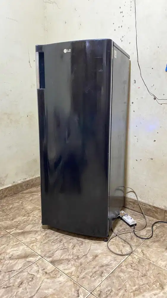 freezer es batu merk LG 6 rak