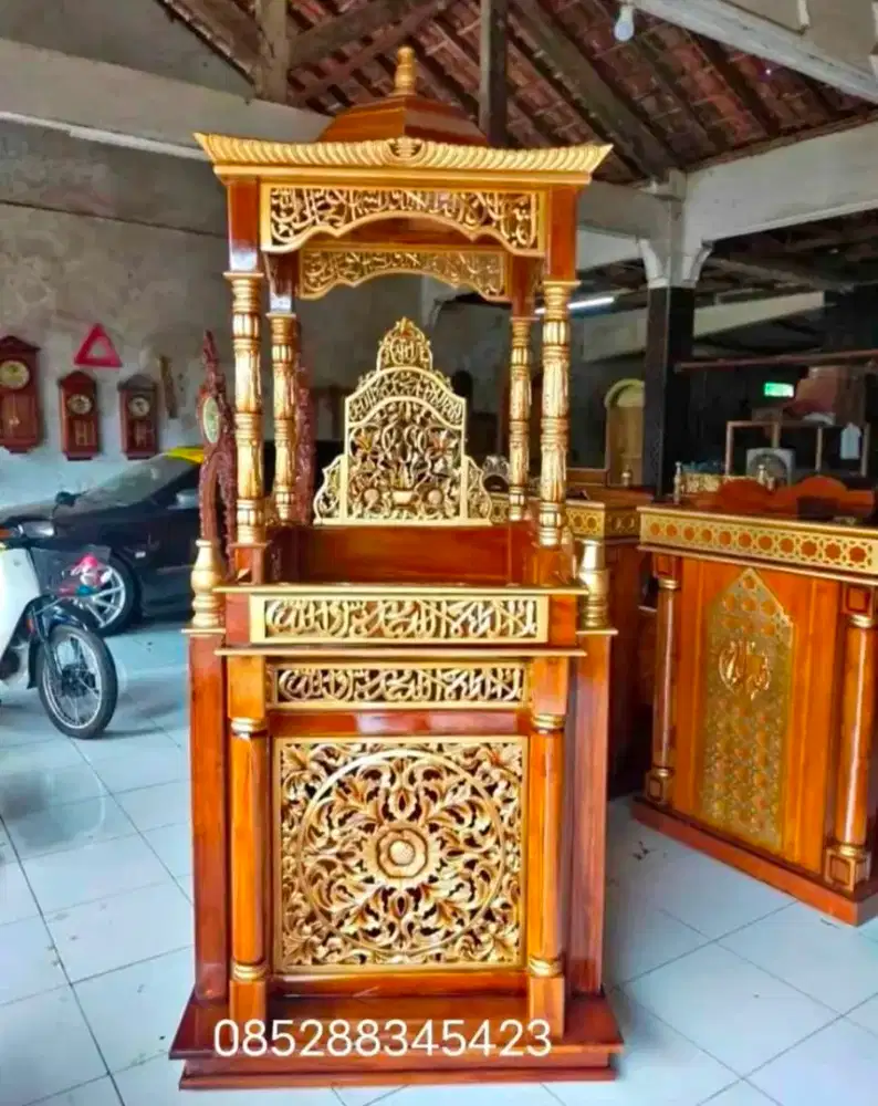 Perajin mimbar masjid