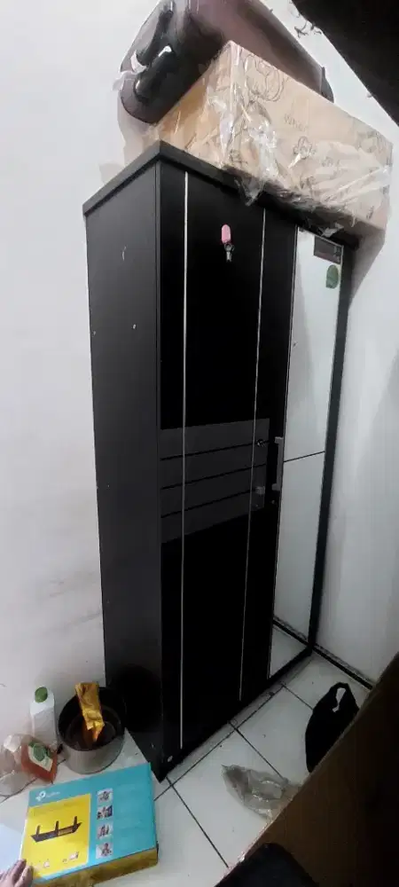 Lemari pakaian 2 pintu