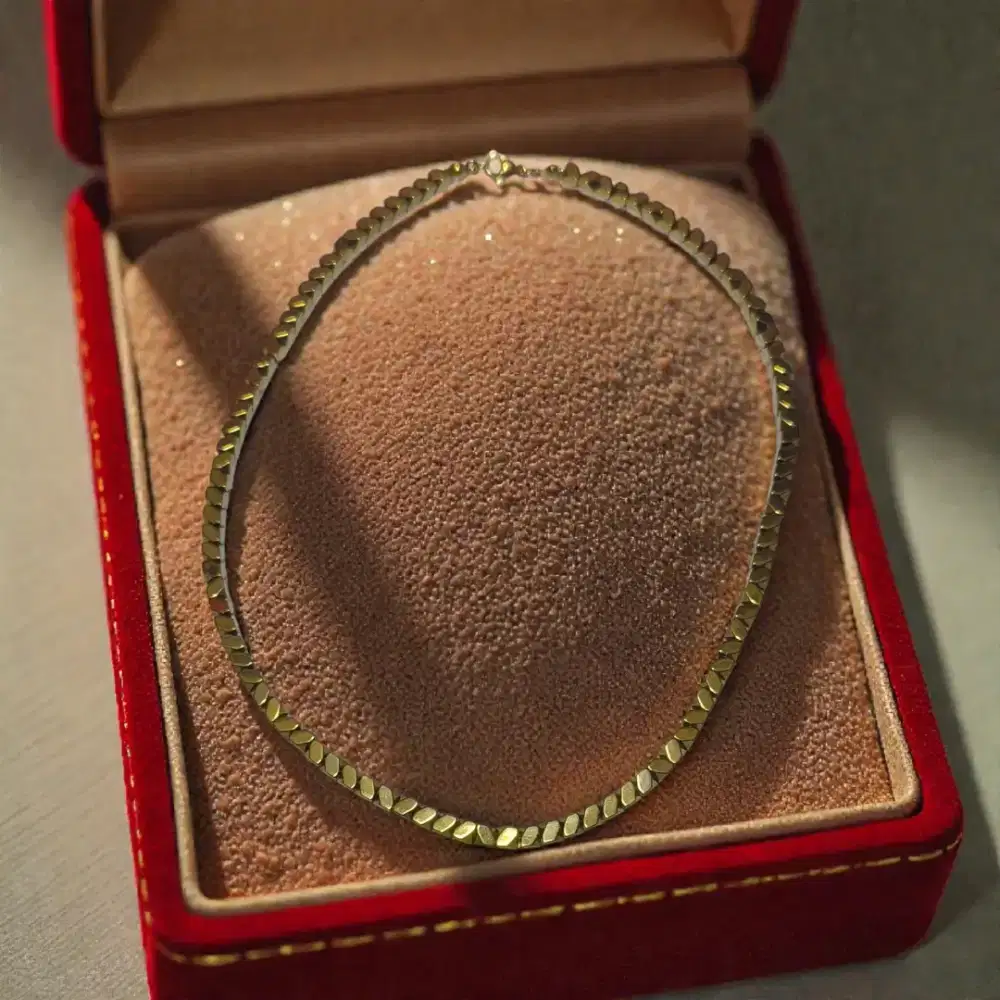 Kalung mewah bahan titanium.