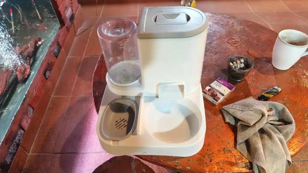 Di spenser tempat makanan kucing, anjing dll