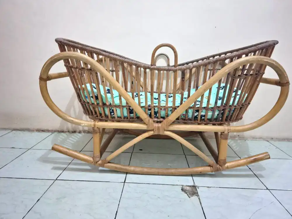 Ayunan rotan bayi jumbo