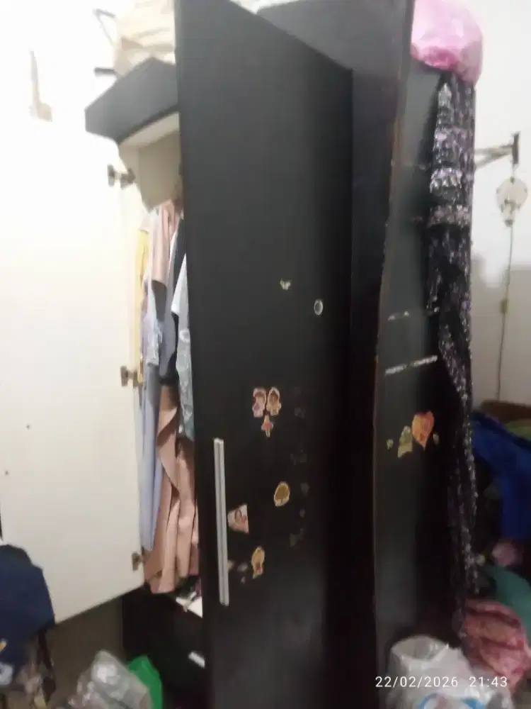Lemari pakaian dan ada lacinya