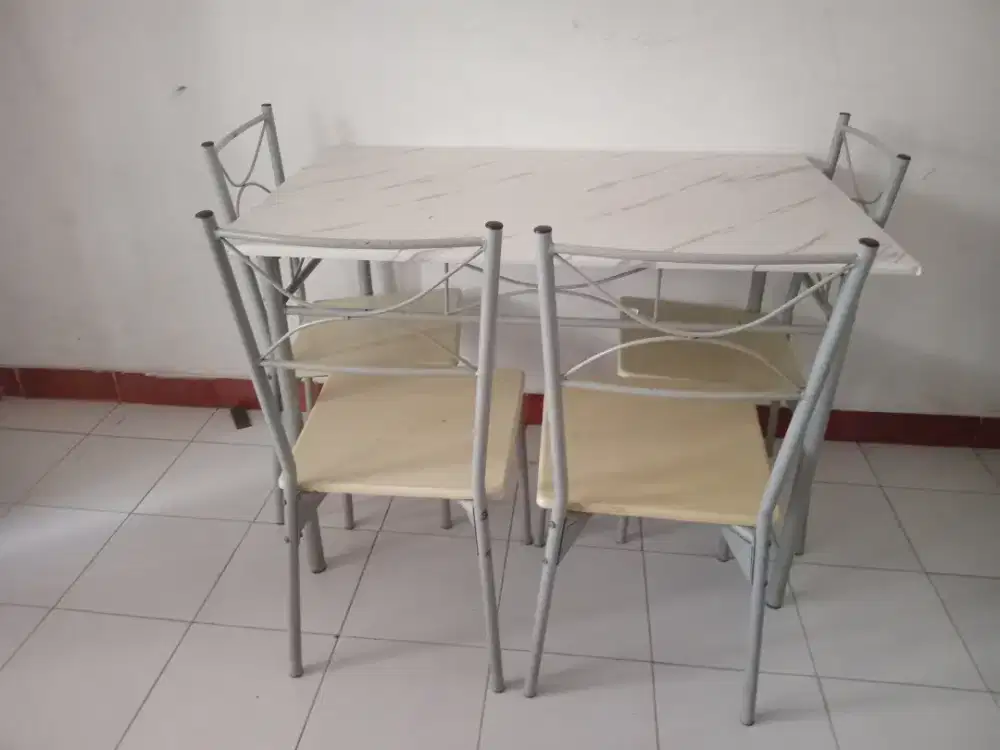 Meja makan minimalis